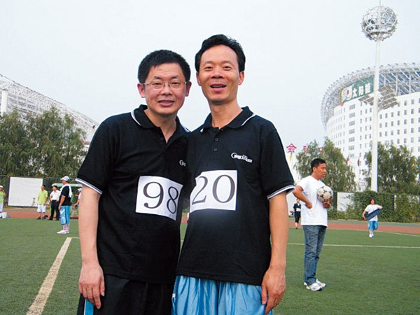 实践家教育集团董事长林伟贤（左一）与公司